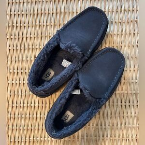 UGG kids ascot slipper in navy, size 6 (fits a women’s 8)